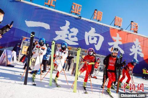 021-2022中国青少年滑雪大奖赛，在沈阳东北亚国际滑雪场落下帷幕"
