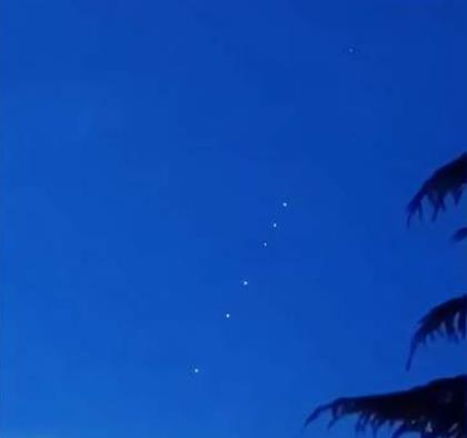 网友拍到“七星连珠”罕见画面：蓝色夜空中七颗行星串联非常闪烁