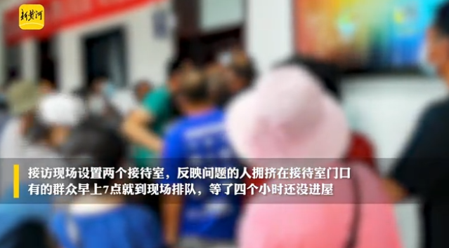 一个上午，百余人到河北唐山市公安局反映问题，有人排队等了4个小时